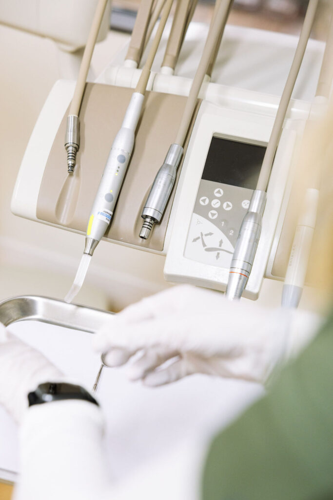 DENTIST-18 biocompatible materials, minimally invasive techniques